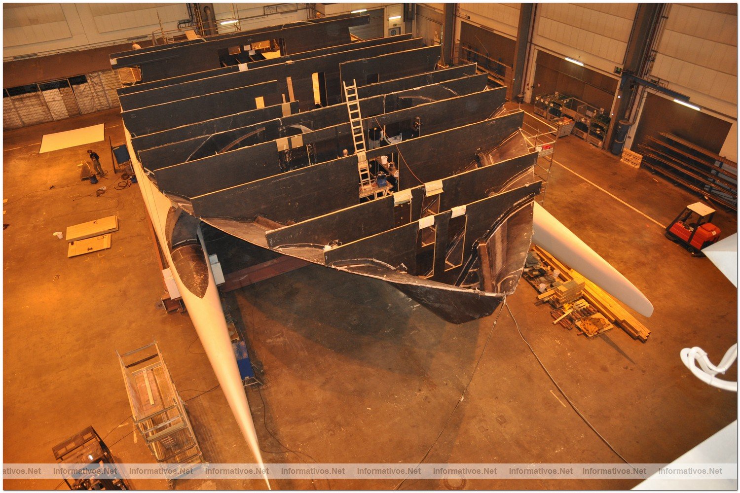 Construccin del MS TRANOR PlanetSolar, el mayor barco solar del mundo