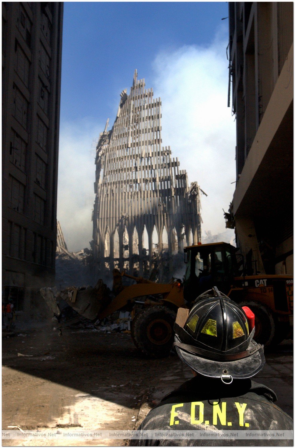 13 de septiembre de 2001: Un bombero de Nueva York observa lo que queda de la Torre Sur. / New York, N.Y. (Sept. 13, 2001) -- A New York City fire fighter looks up at what remains of the World Trade Center after its collapse following a Sept. 11 terrorist attack.  U.S. Navy Photo by Photographer's Mate 2nd Class Jim Watson.