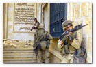 :: Pulse para Ampliar :: Un grupo de marines estadounidenses se dispone a entrar en uno de los palacios de Saddam Hussein en Bagdad el 9 de abril de 2003. / US Marines Corps (USMC) Marines from the 1st Battalion, 7th Marines (1/7), Charlie Company, Twentynine Palms, California (CA), cover each other with 5.56 mm M16A2 assault rifles as they prepare to enter one of Saddam HusseinÕs palaces in Baghdad as they takeover the complex during Operation IRAQI FREEDOM.