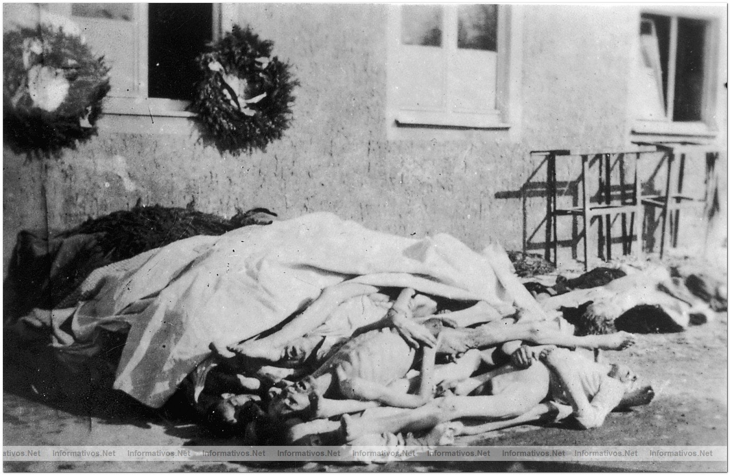 Buchenwald 16 abril 1945.- Cuerpos apilados a la entrada del crematorio el da de la liberacin del campo