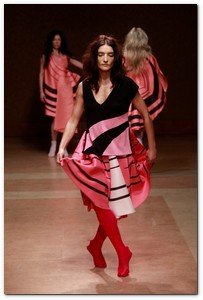 :: Pulse para Ampliar :: París, Sep010.- Estrella Archs presenta su colección ça tourne Saturne en la Semana de la Moda de París