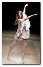 :: Pulse para Ampliar :: París, Sep010.- Estrella Archs. Colección ça tourne Saturne en la Semana de la Moda de París con las bailarinas de The Royal Ballet
