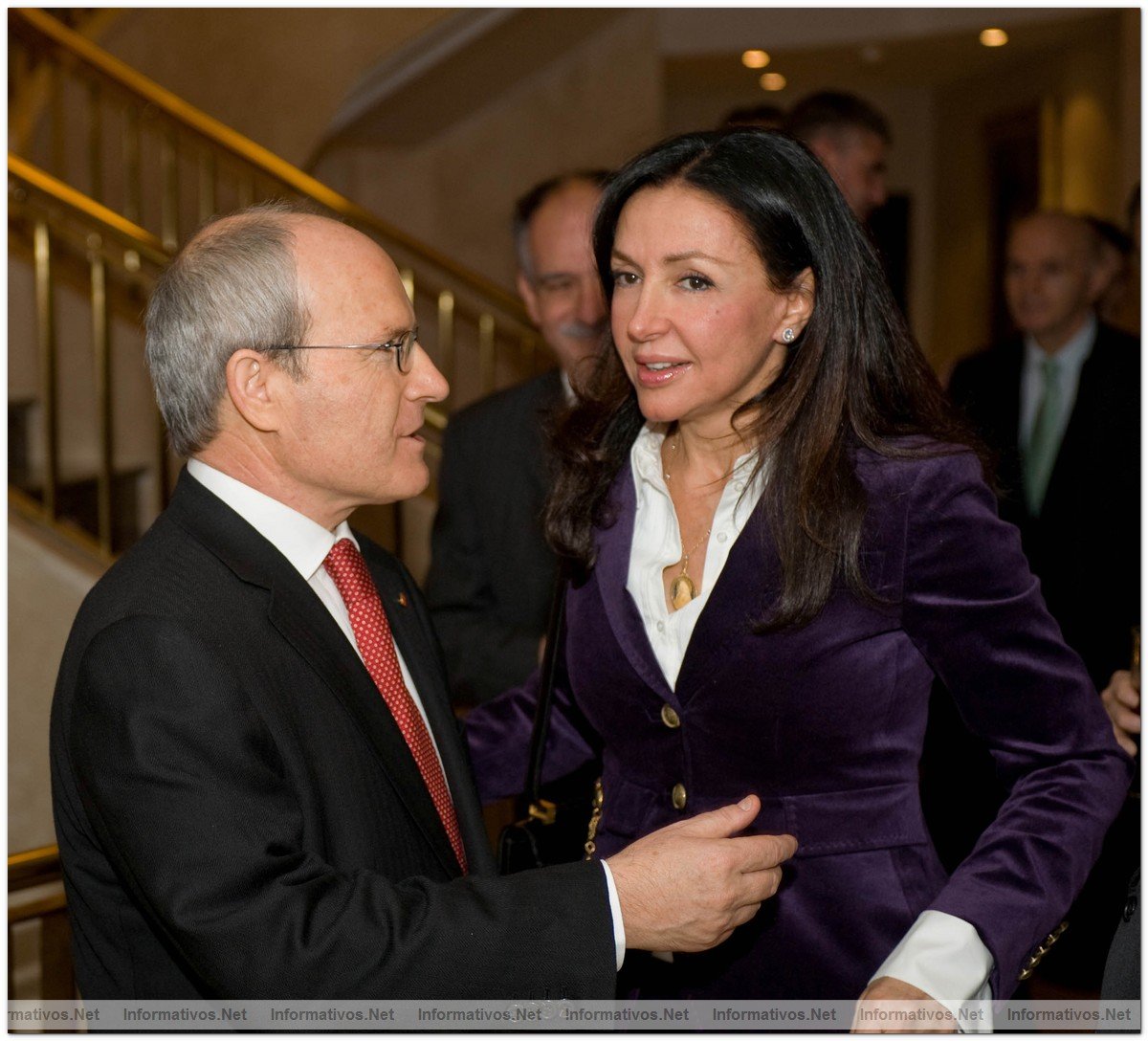 El Presidente de la Generalitat, Jos Montilla, acompaado de Esther Koplowitz, mecenas del centro de investigacin biomdica que lleva su nombre