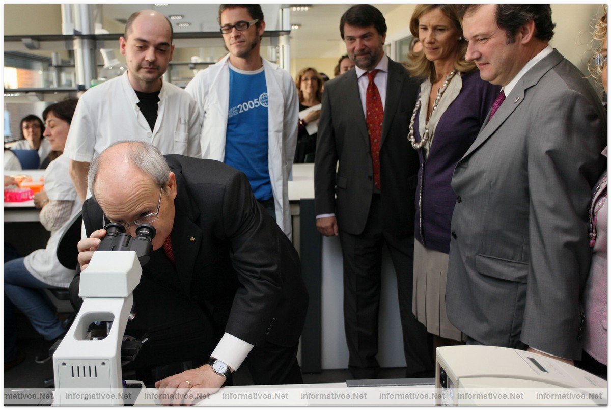 El Presidente de la Generalitat, Jos Montilla, acompaado de la Ministra de Ciencia e Innovacin, Cristina Garmendia, y Jordi Hereu, alcalde de Barcelona, en la inauguracin del Centro Esther Koplowitz