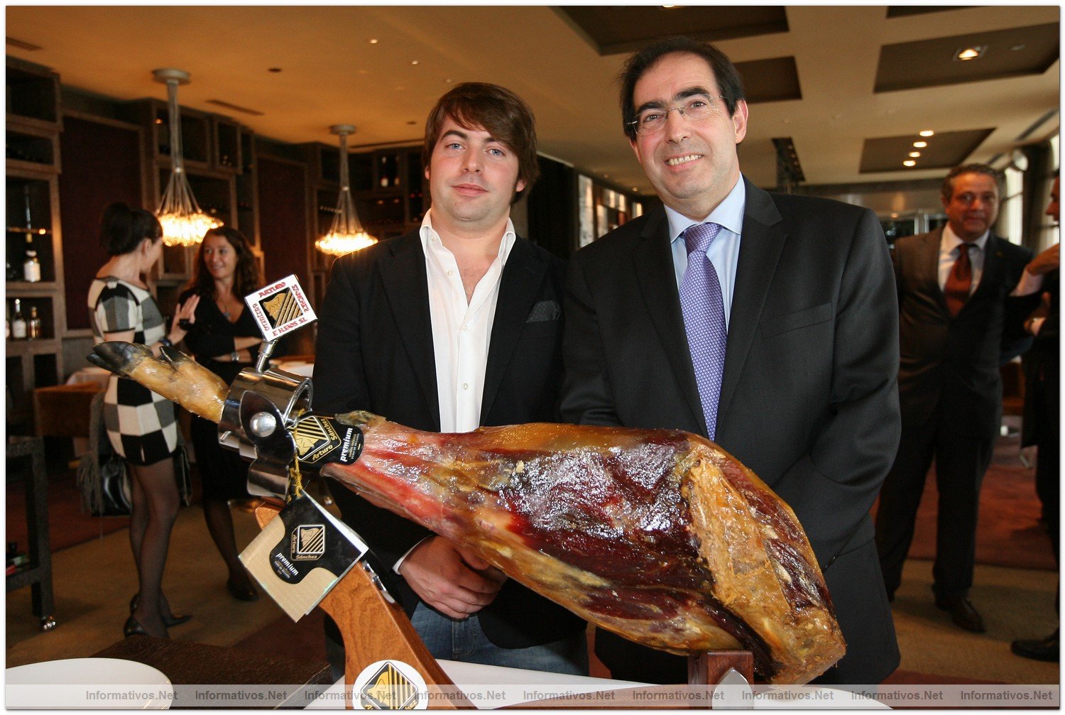 BCN07OCT010.- Presentacin del Jamn Ibrico Puro de Bellota Arturo Snchez Premium  Reserva de 2005. Arturo Snchez y su hijo