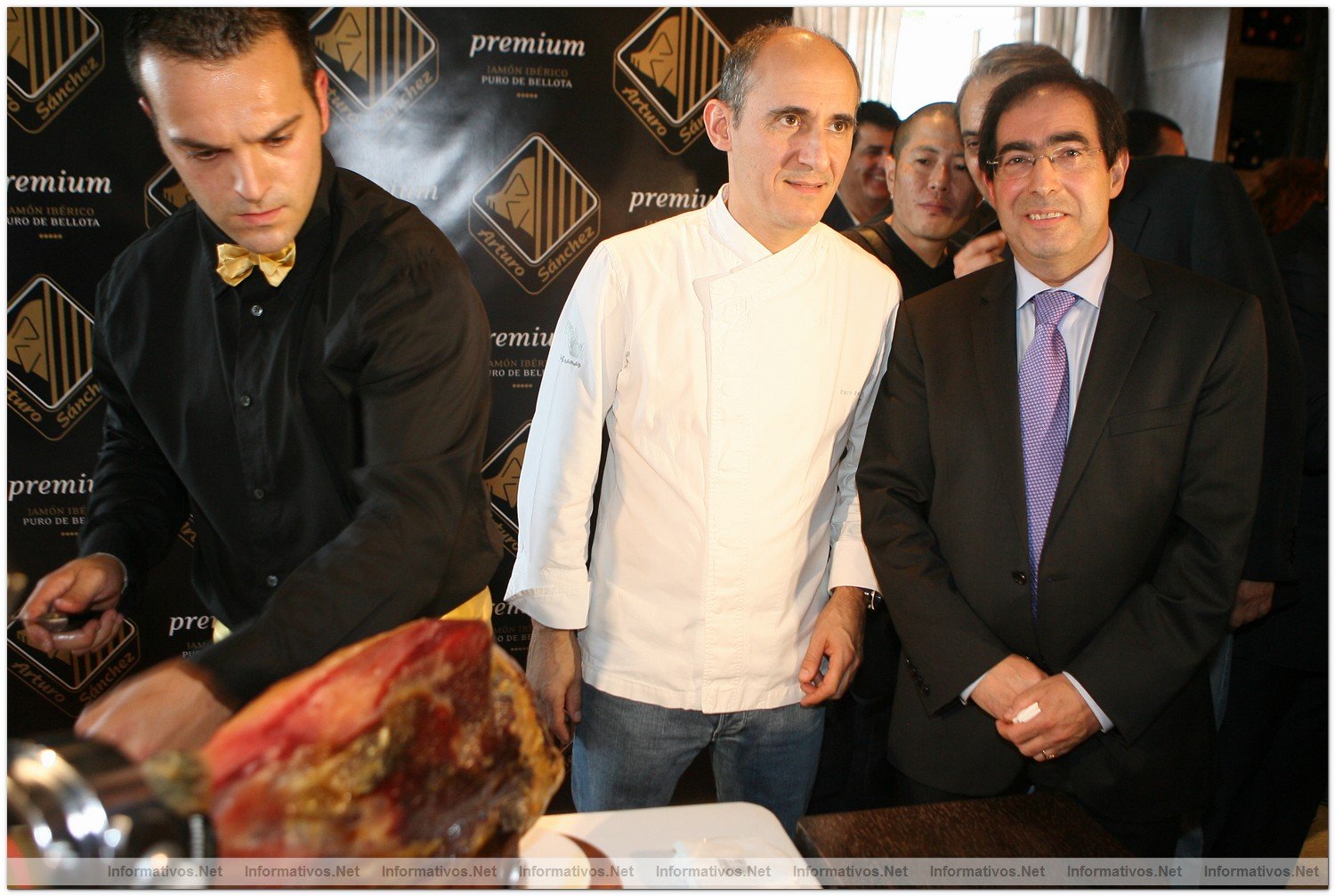 BCN07OCT010.- Presentacin del Jamn Ibrico Puro de Bellota Arturo Snchez Premium  Reserva de 2005 Paco Prez, Chef Hotel Arts; y Arturo Snchez
