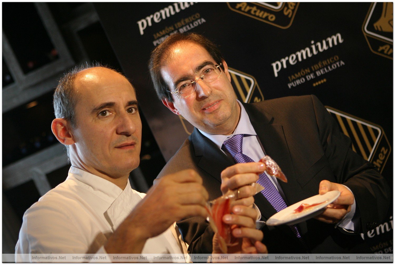 BCN07OCT010.- Presentacin del Jamn Ibrico Puro de Bellota Arturo Snchez Premium  Reserva de 2005 Paco Prez, Chef Hotel Arts; y Arturo Snchez