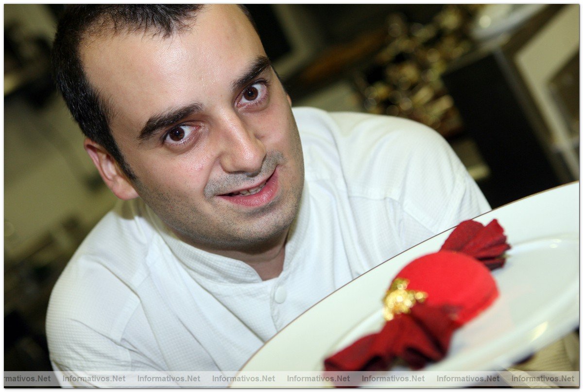 BCN21SEP010.- Presentacin de la coleccin de Lindt para el Invierno 2010 en el Hotel Palace de Barcelona. Romain Fornell, chef del  Caelis con su interpretacin del bombn Lindt