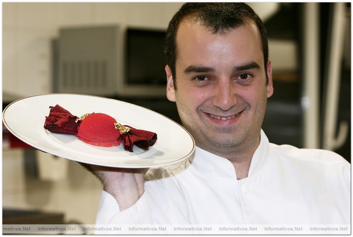 BCN21SEP010.- Presentacin de la coleccin de Lindt para el Invierno 2010 en el Hotel Palace de Barcelona. Romain Fornell, chef del  Caelis con su interpretacin del bombn Lindt