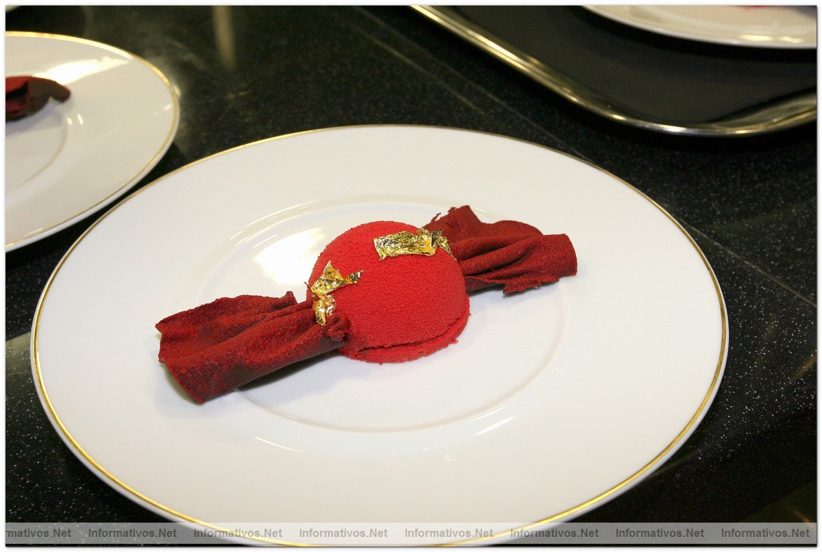 BCN21SEP010.- Presentacin de la coleccin de Lindt para el Invierno 2010 en el Hotel Palace de Barcelona. Interpretacin del bombn Lindt por Romain Fornell, chef del  Caelis