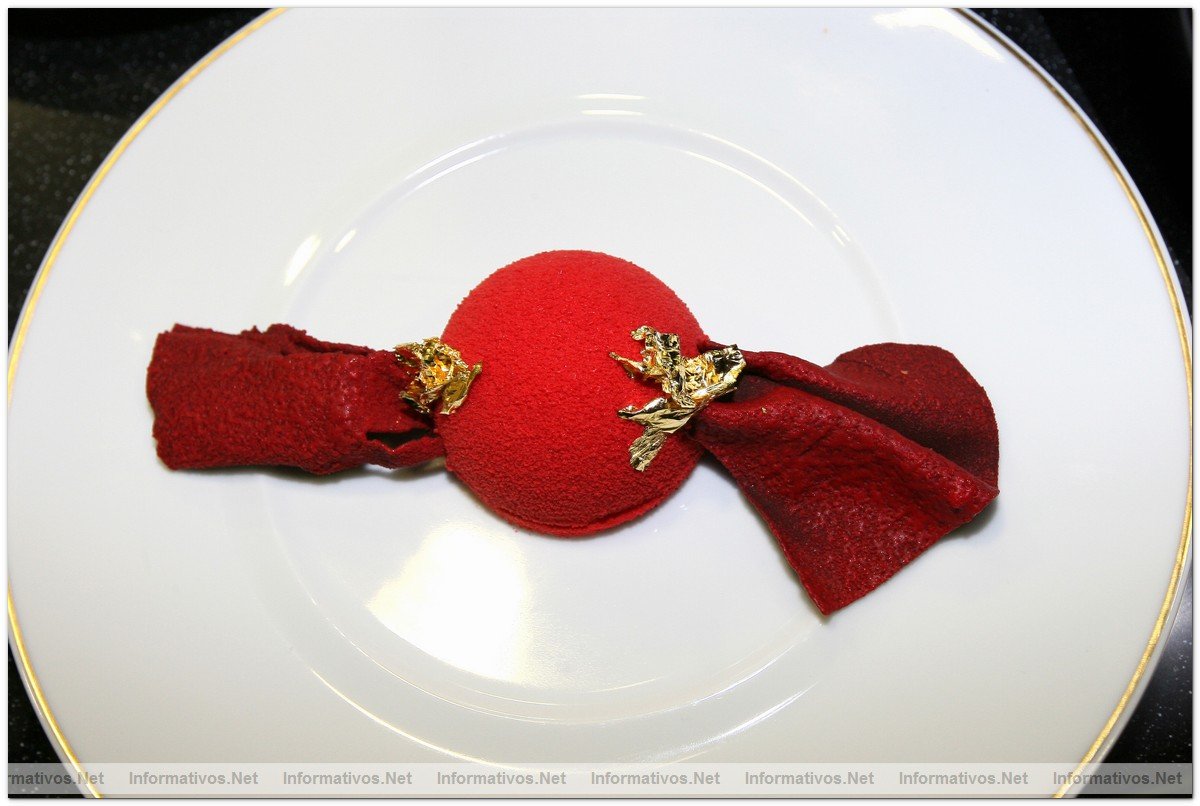 BCN21SEP010.- Presentacin de la coleccin de Lindt para el Invierno 2010 en el Hotel Palace de Barcelona. Interpretacin del bombn Lindt por Romain Fornell, chef del  Caelis