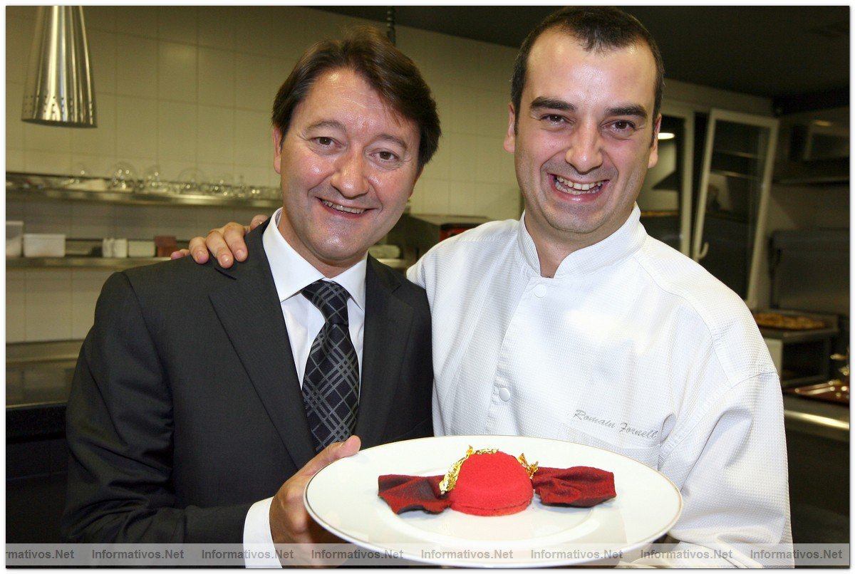 BCN21SEP010.- Presentacin de la coleccin de Lindt para el Invierno 2010 en el Hotel Palace de Barcelona. Jordi Fbregas, Dir. Gral. Lindt Espaa y Romain Fornell, chef del  Caelis con su interpretacin del bombn Lindt