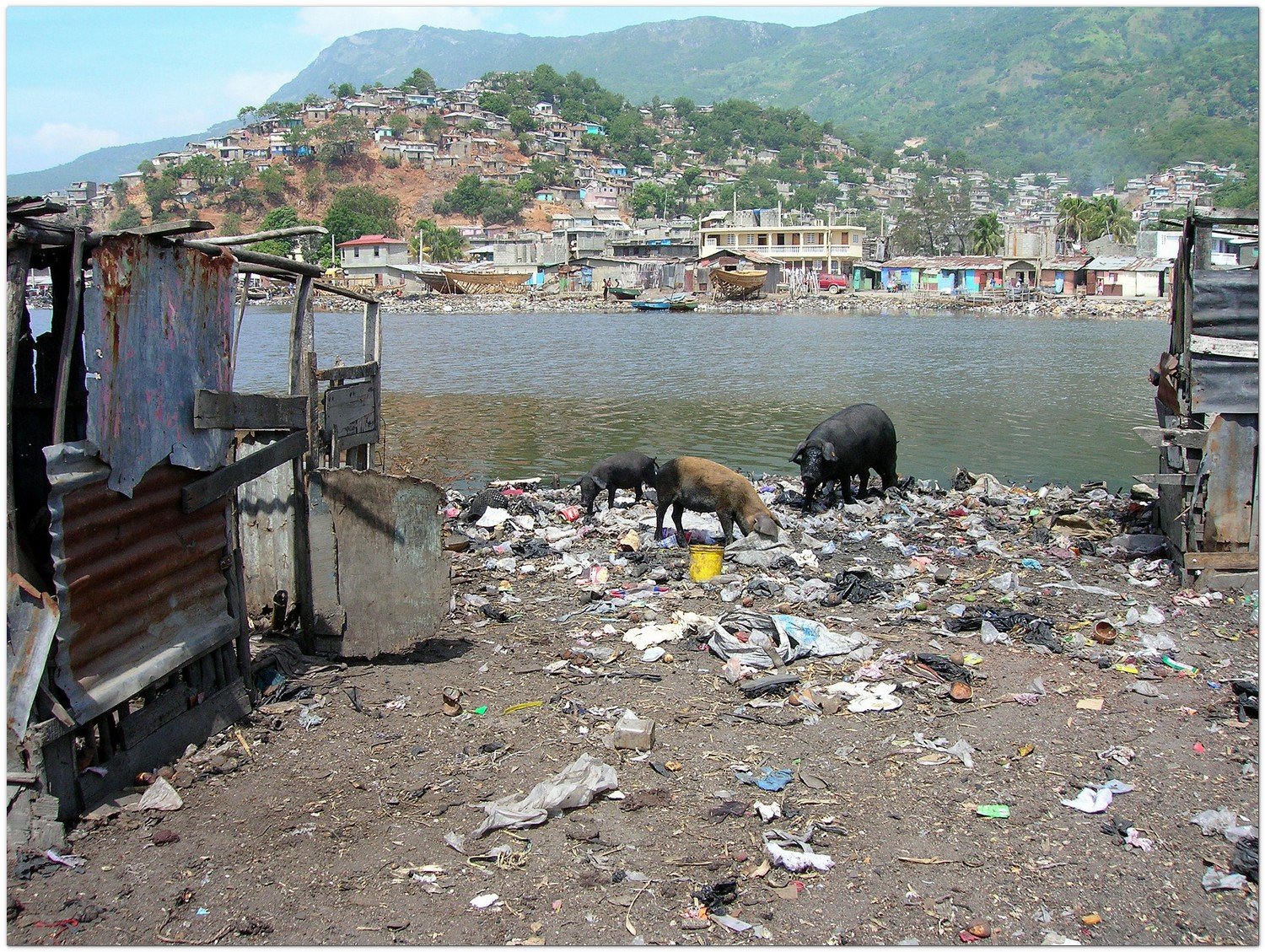 2006: Vertedero de basura en un barrio de clase baja de Cabo Haitiano.