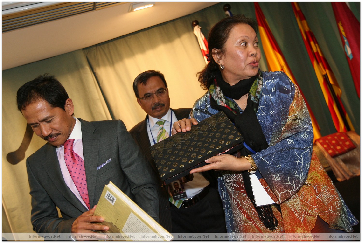 BCN13OCT010.- Presentación del patrimonio creativo del Estado de Terengganu (Malasia) Dato Naimun Ashakli, Embajador de Malasia en España y Fatimah Ismail