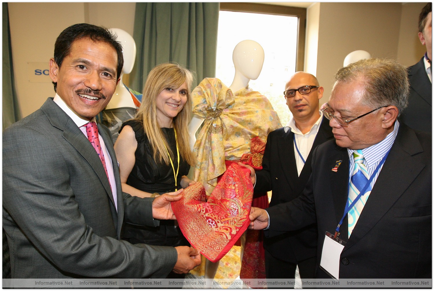 BCN13OCT010.- Presentación del patrimonio creativo del Estado de Terengganu (Malasia) Dato Naimun Ashakli, María Lafuente, Tolo Crespi, Dato Mohamed Tera