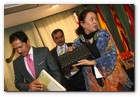 :: Pulse para Ampliar :: BCN13OCT010.- Presentación del patrimonio creativo del Estado de Terengganu (Malasia) Dato Naimun Ashakli, Embajador de Malasia en España y Fatimah Ismail