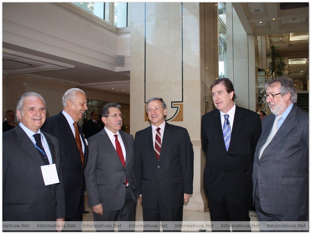 El presidente del Captulo Chileno del Comit Empresarial Hispano-Chileno, Herman Chadwick; el embajador de Chile en Espaa, Sergio Romero; el vicepresidente del Consejo Superior de Cmaras de Espaa, Manuel Teruel; el Ministro de Hacienda de Chile, Felipe Larran; el representante de CORFO en Espaa, Toms Pablo y el embajador de Espaa en Chile, Juan Manuel Cabrera;