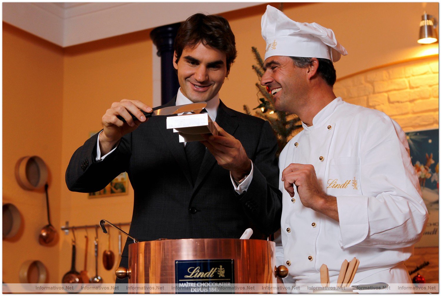 Roger Federer con uno de los maestros chocolateros Lindt creando unas figuras de chocolate