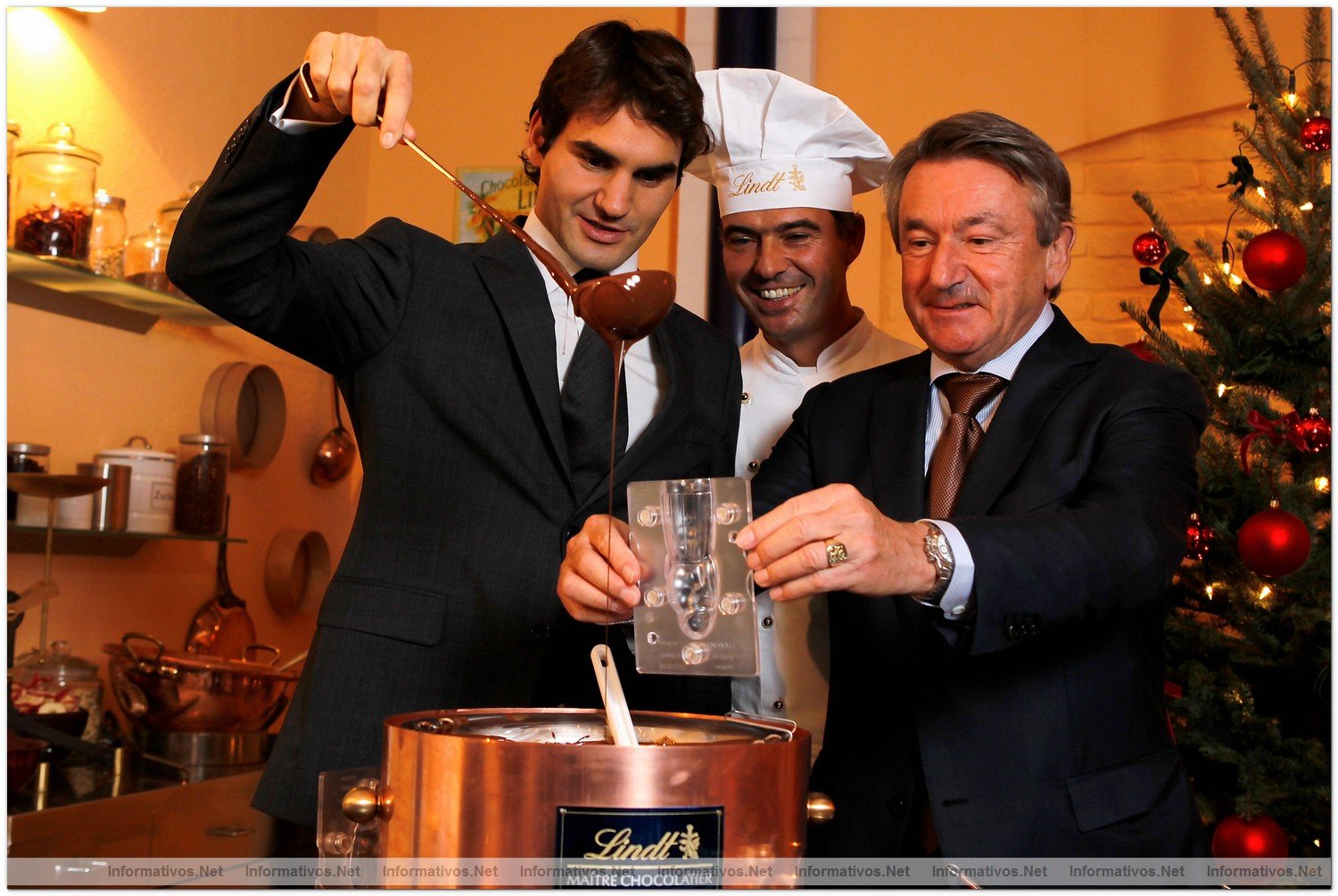 Roger Federer y Ernst Tanner, CEO Lindt con uno de los maestros chocolateros Lindt creando una figura de chocolate
