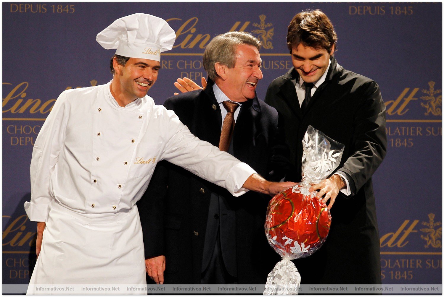 Roger Federer y Ernst Tanner, CEO Lindt durante el acto del encendido de las luces de Navidad Lindt