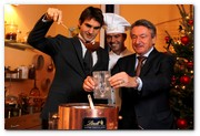 :: Pulse para Ampliar :: Roger Federer y Ernst Tanner, CEO Lindt con uno de los maestros chocolateros Lindt creando una figura de chocolate