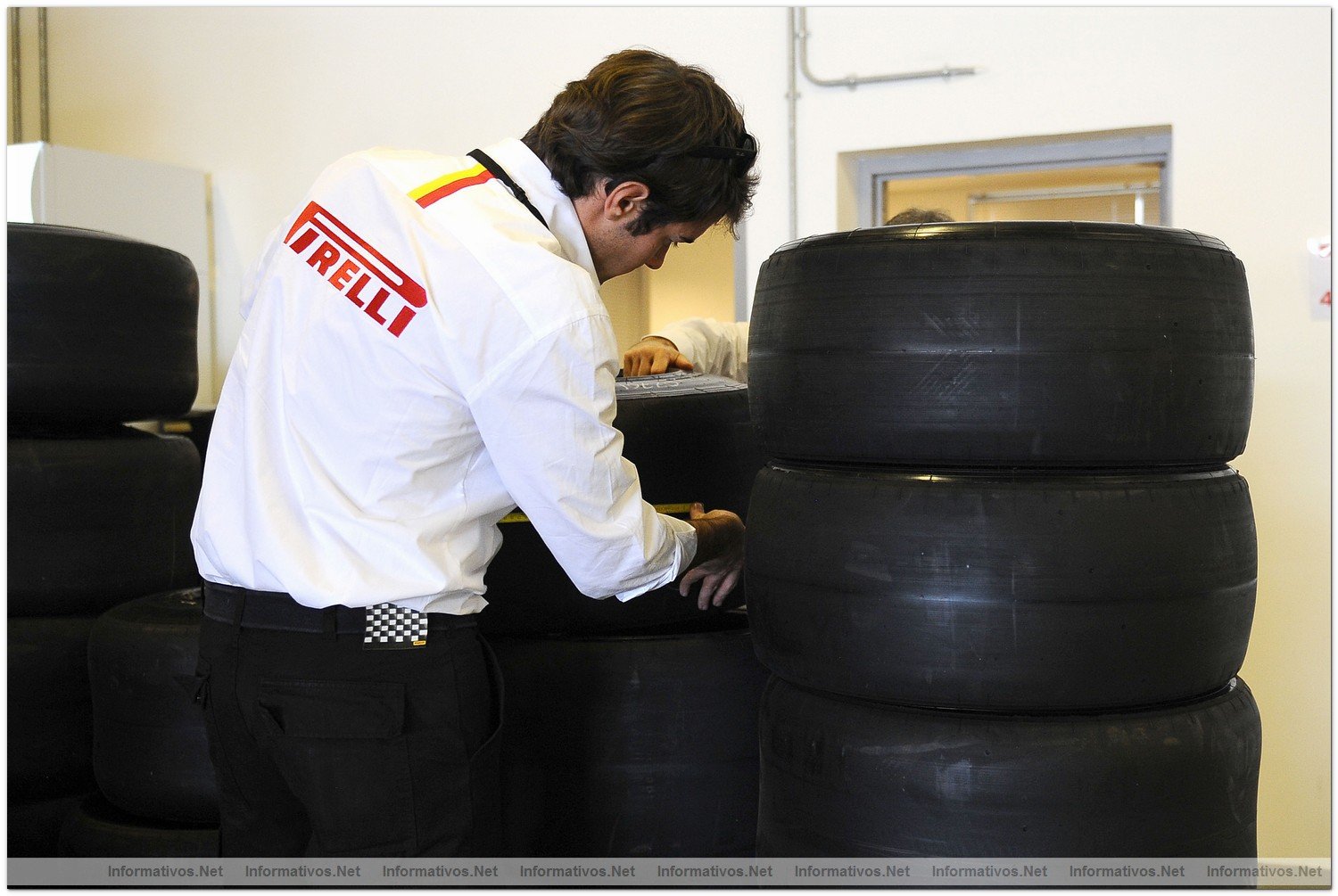 Abu Dhabi NOV010.- Primeros tests oficiales de las escuderas de F1 con los neumticos Pirelli