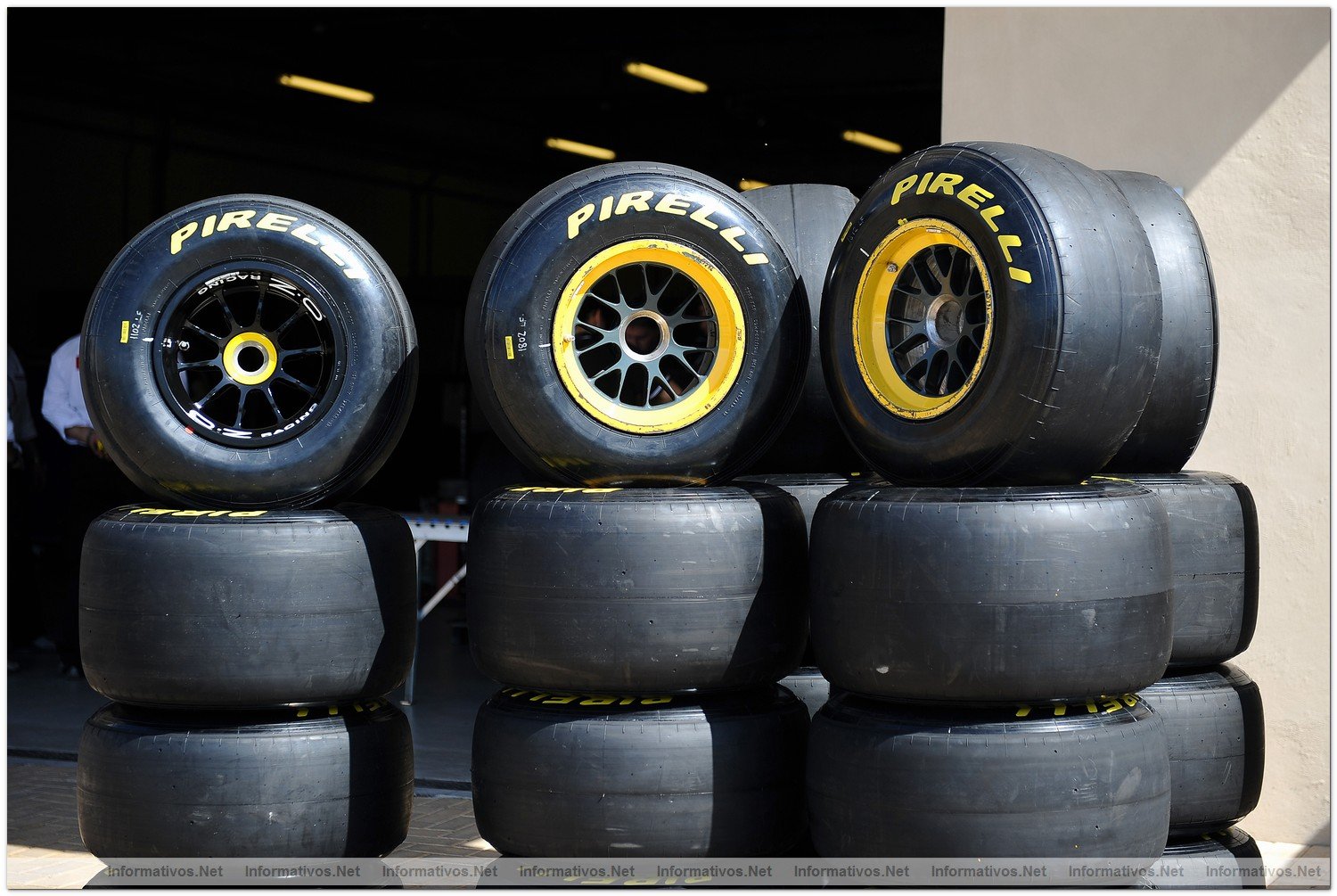 Abu Dhabi NOV010.- Primeros tests oficiales de las escuderas de F1 con los neumticos Pirelli