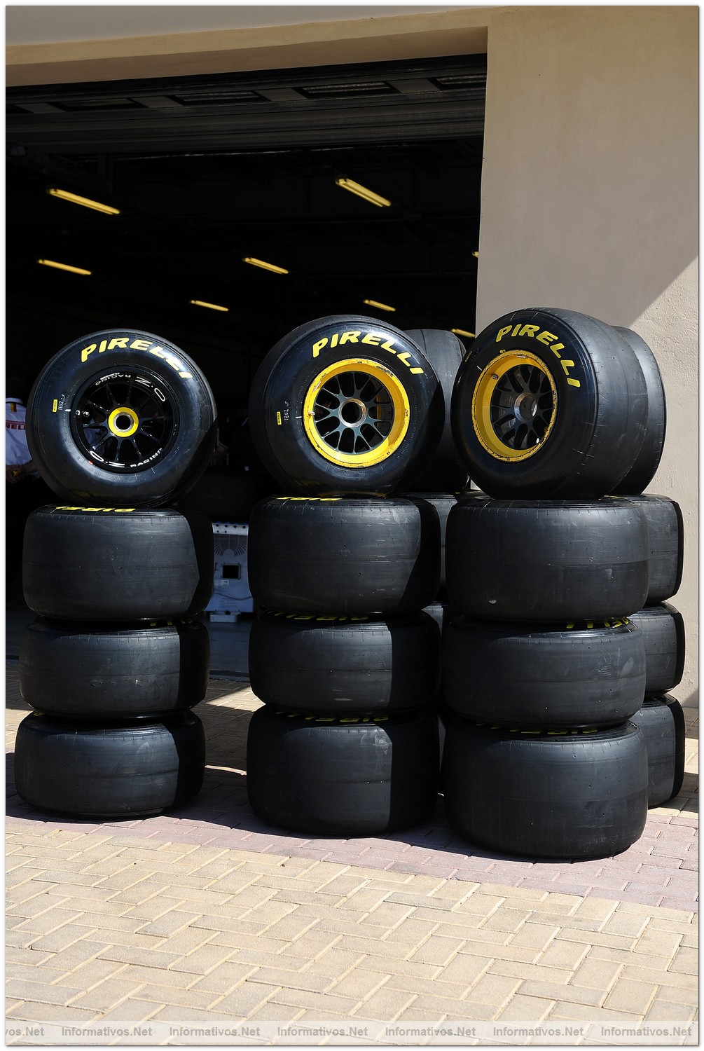 Abu Dhabi NOV010.- Primeros tests oficiales de las escuderas de F1 con los neumticos Pirelli