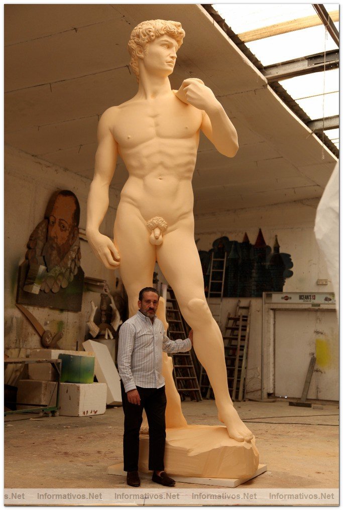 dEmo junto a la escultura del David en su taller de Madrid