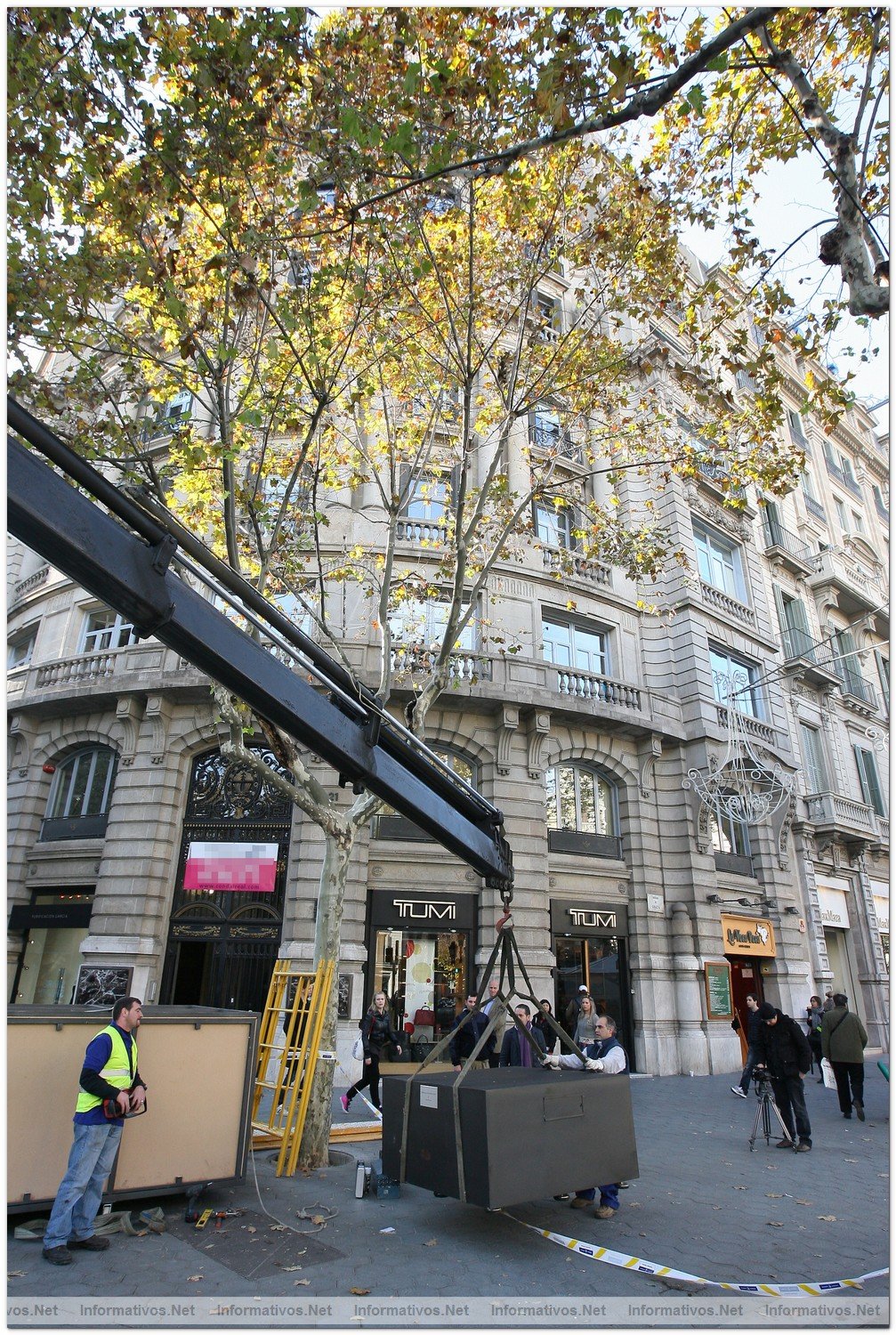 BCN2DIC010.- Instalacin del David de Missoni by dEmo en P de Gracia de Barcelona