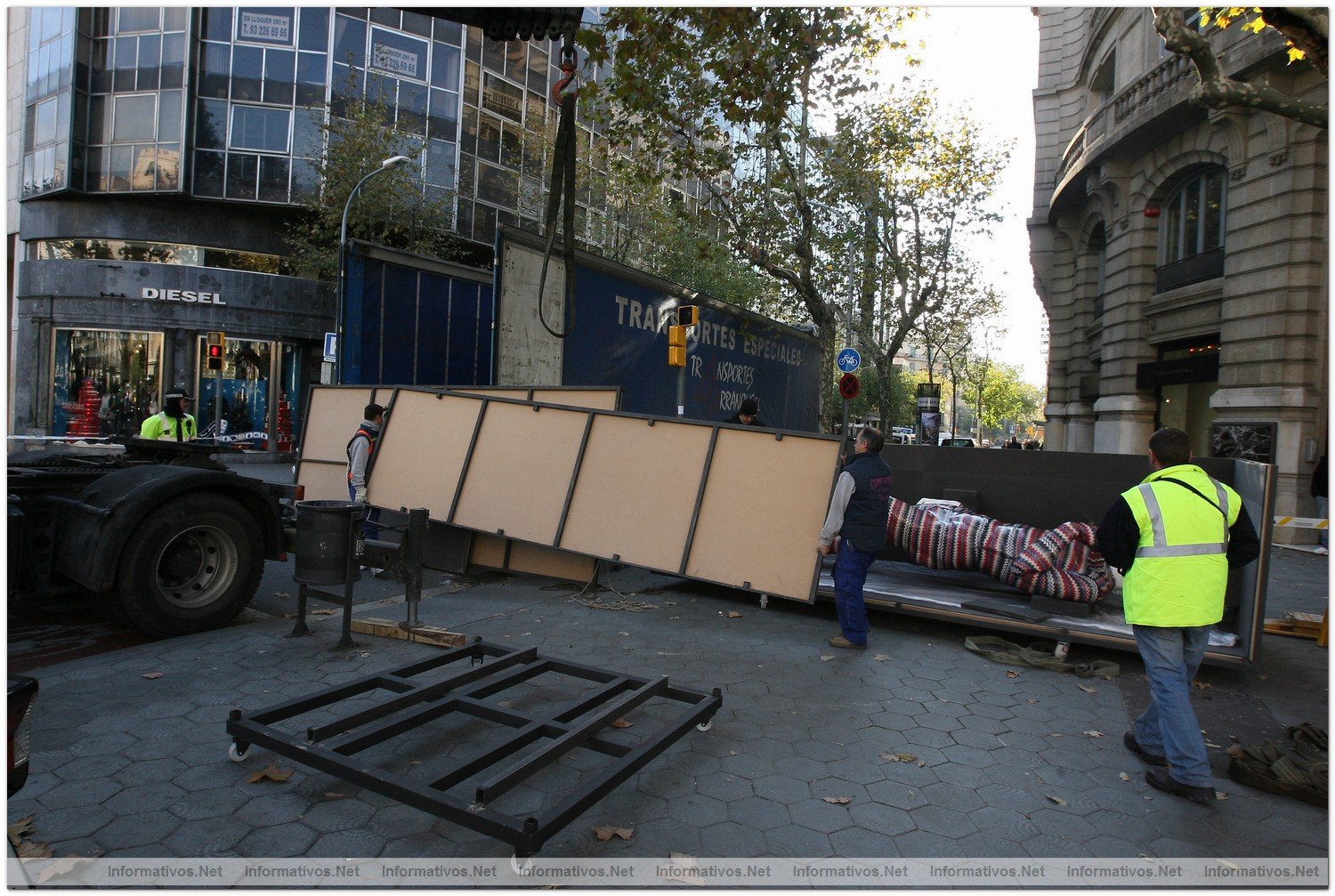 BCN2DIC010.- Instalacin del David de Missoni by dEmo en P de Gracia de Barcelona