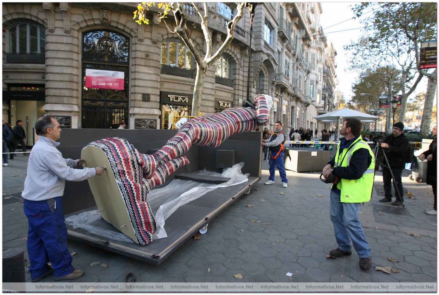 BCN2DIC010.- Instalacin del David de Missoni by dEmo en P de Gracia de Barcelona
