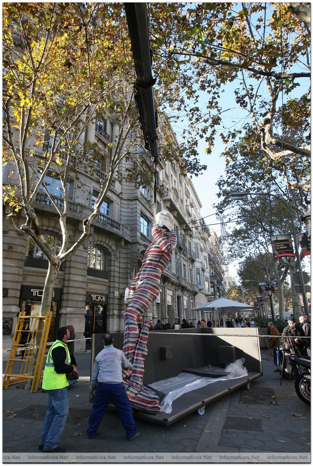 BCN2DIC010.- Instalacin del David de Missoni by dEmo en P de Gracia de Barcelona