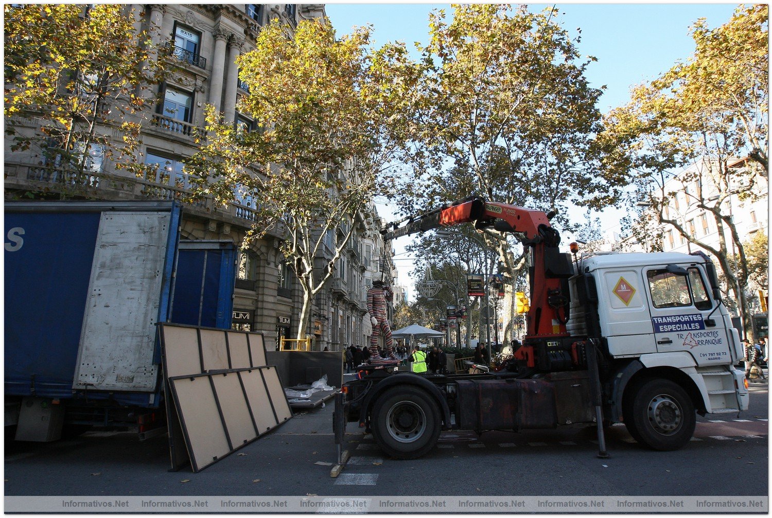 BCN2DIC010.- Instalacin del David de Missoni by dEmo en P de Gracia de Barcelona