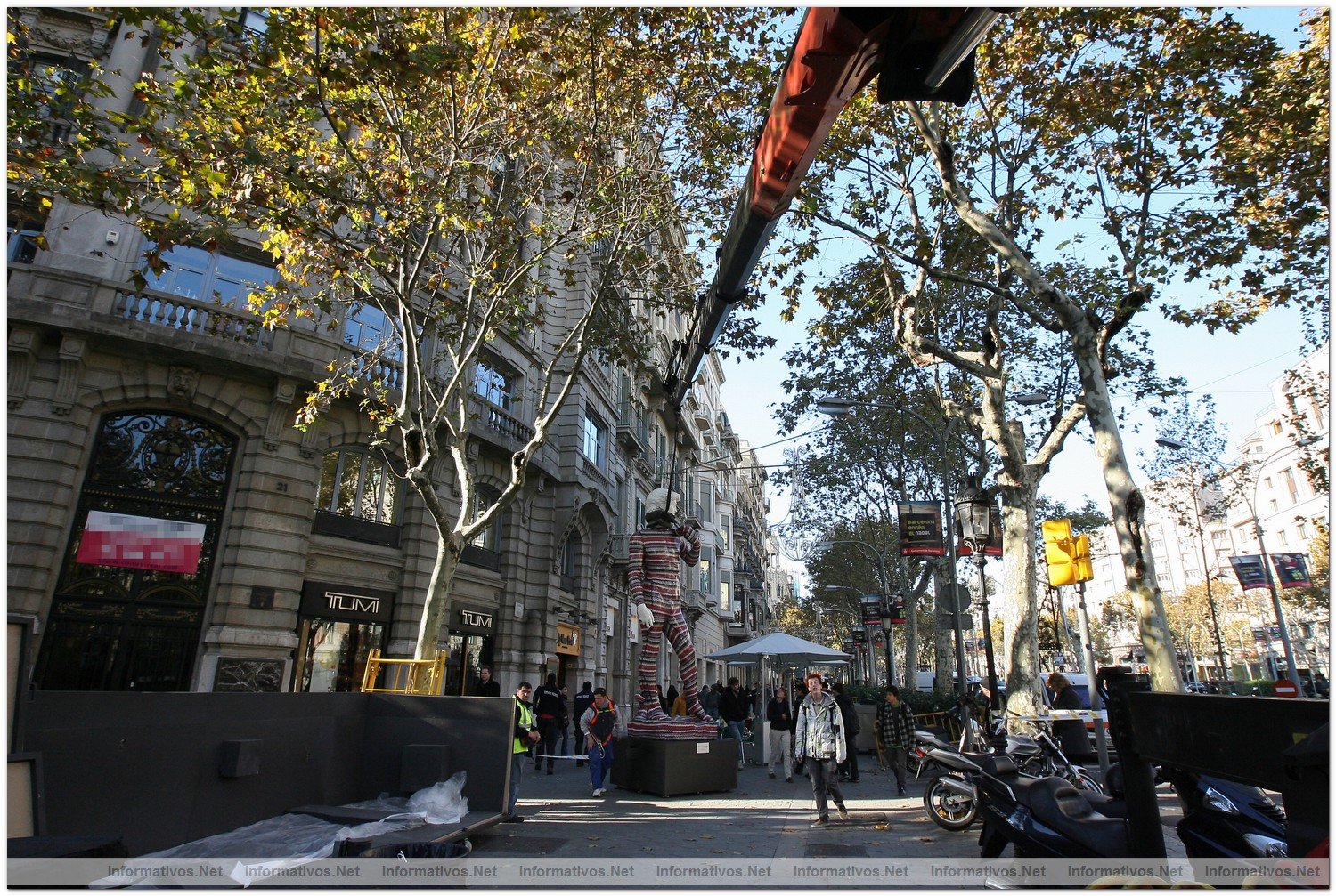 BCN2DIC010.- Instalacin del David de Missoni by dEmo en P de Gracia de Barcelona