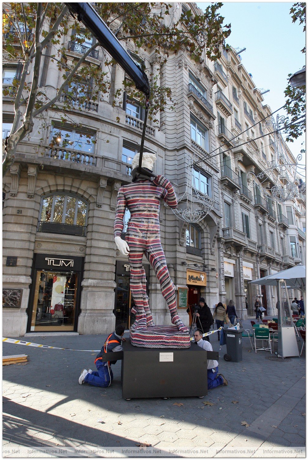 BCN2DIC010.- Instalacin del David de Missoni by dEmo en P de Gracia de Barcelona