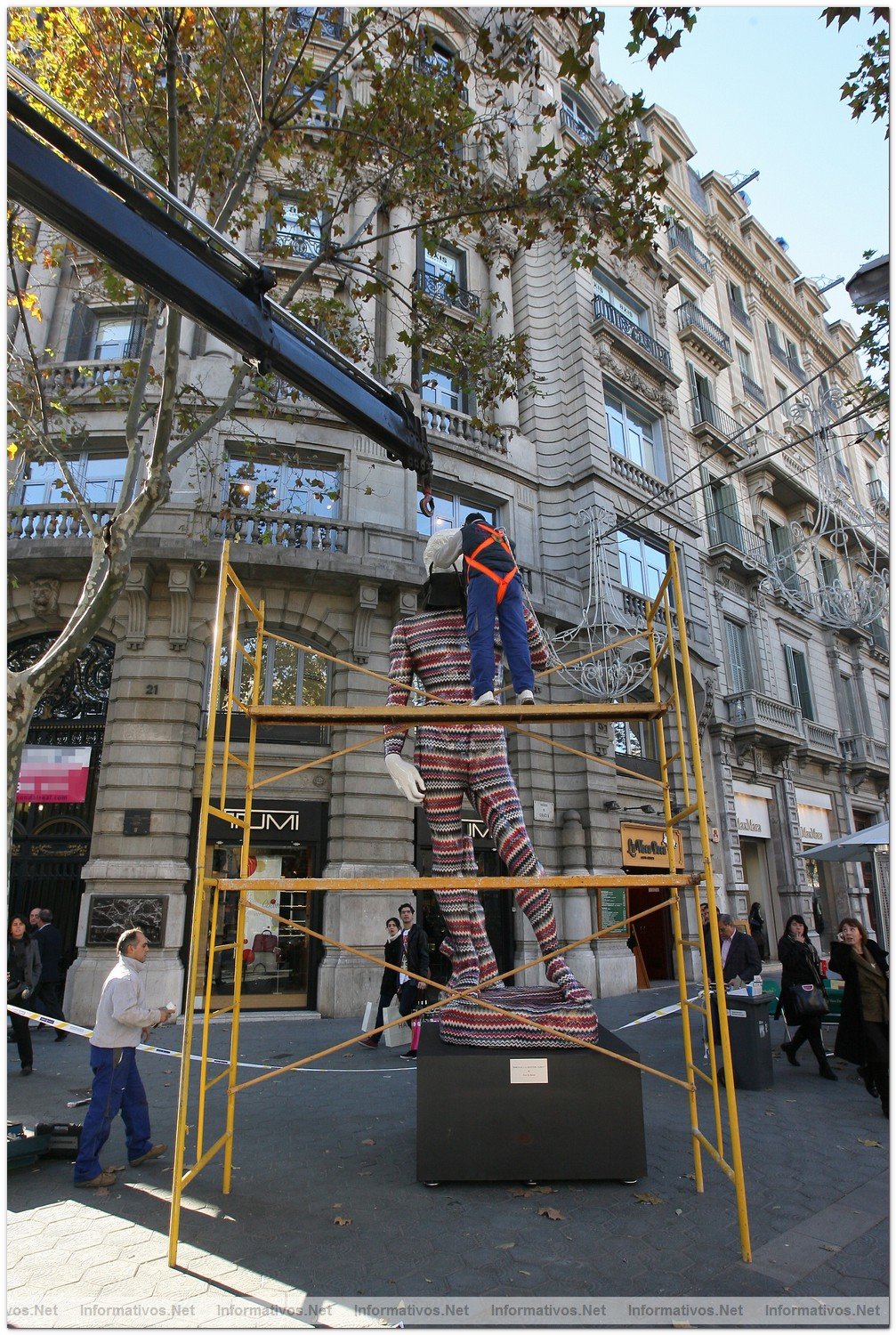 BCN2DIC010.- Instalacin del David de Missoni by dEmo en P de Gracia de Barcelona