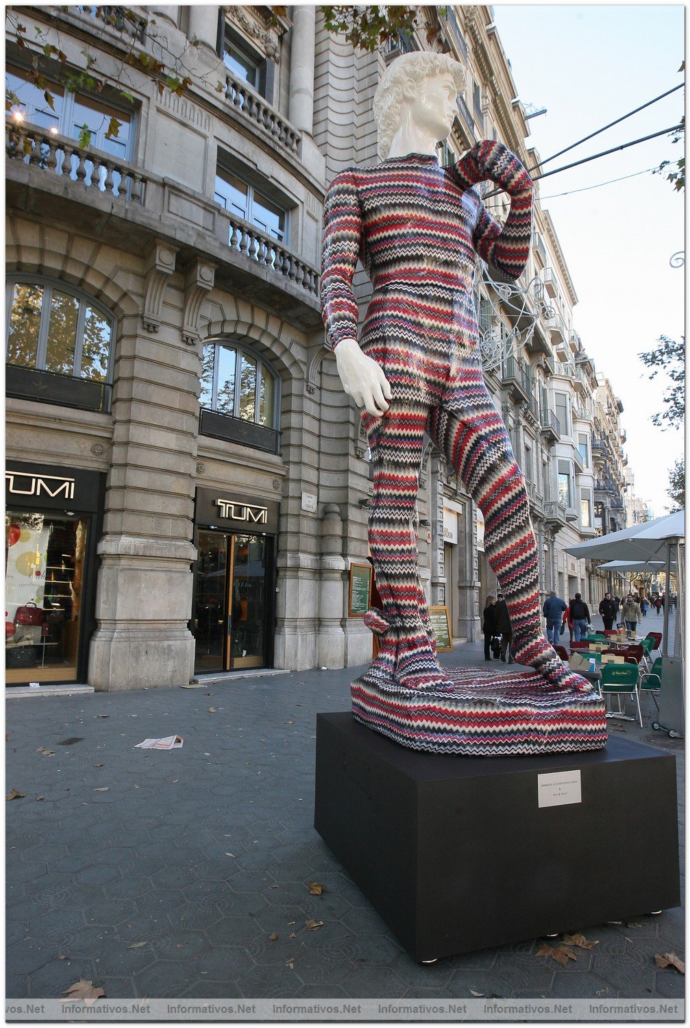 BCN2DIC010.- Instalacin del David de Missoni by dEmo en P de Gracia de Barcelona