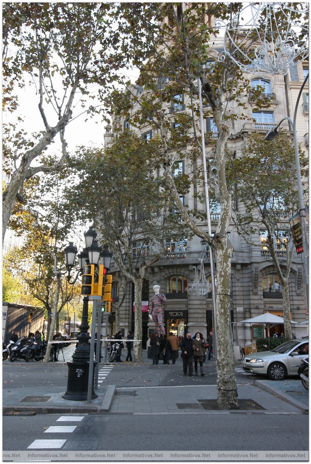BCN2DIC010.- La Instalacin del David de Missoni by dEmo en P de Gracia de Barcelona