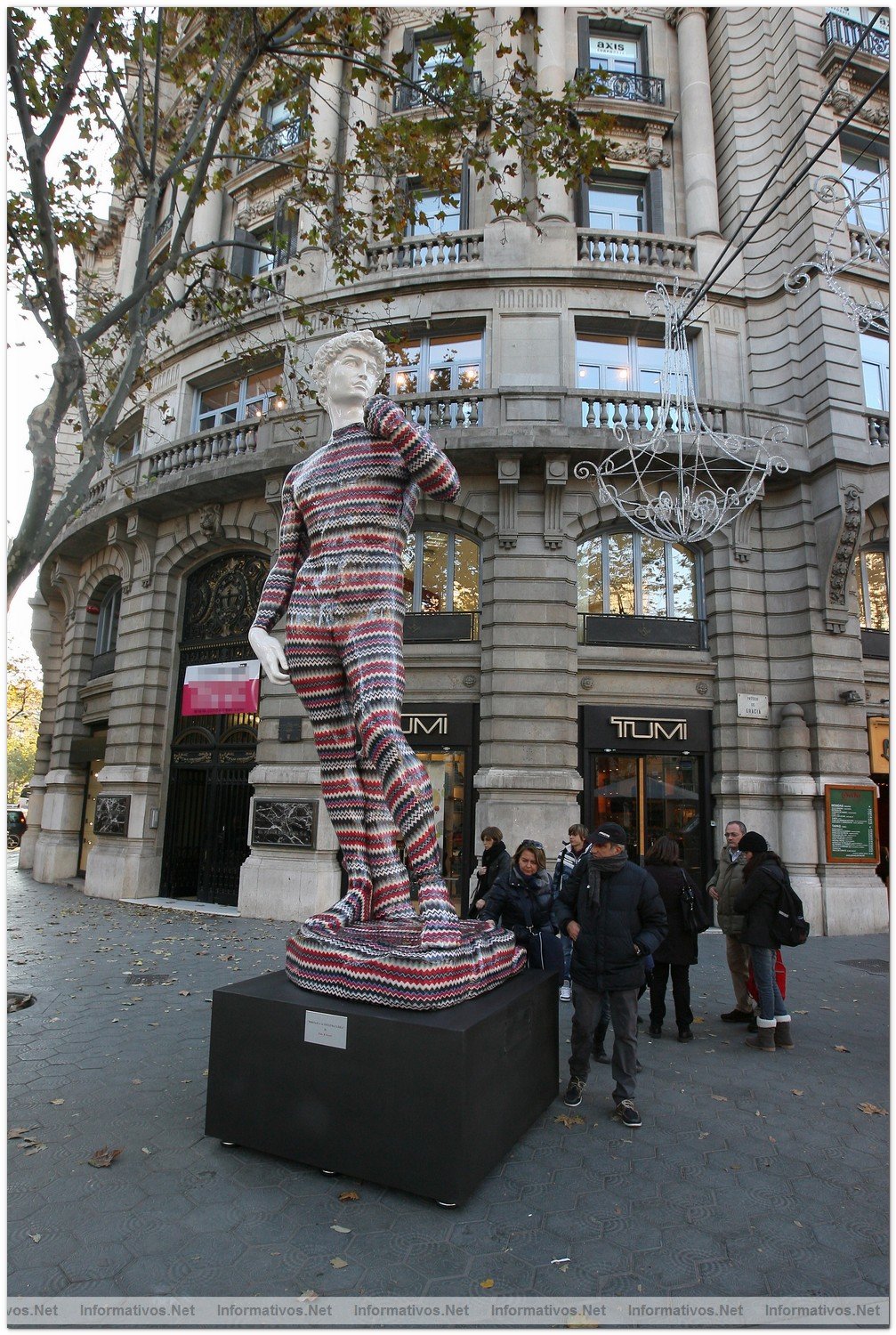 BCN2DIC010.- La Instalacin del David de Missoni by dEmo en P de Gracia de Barcelona