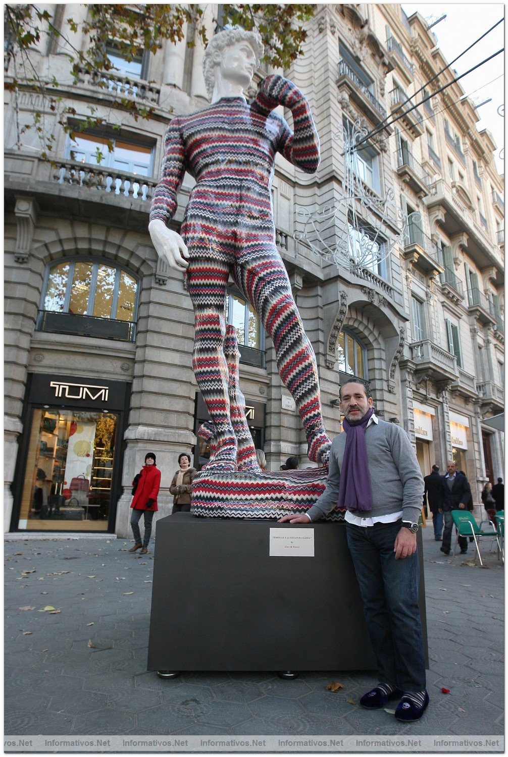 BCN2DIC010.- La Instalacin del David de Missoni by dEmo en P de Gracia de Barcelona: dEmo (Eladio de Mora)