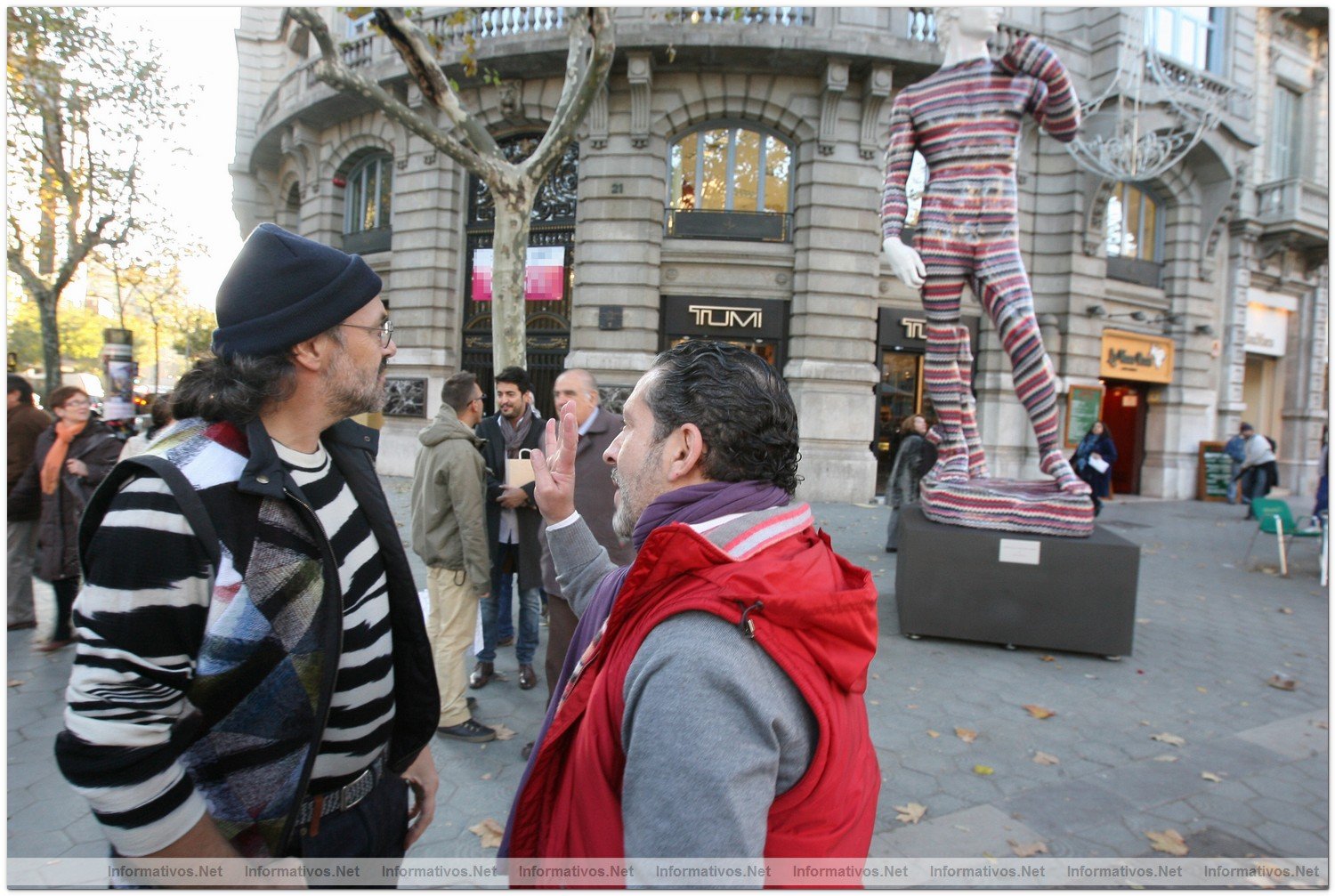 BCN2DIC010.- La Instalacin del David de Missoni by dEmo en P de Gracia de Barcelona: Luca Missoni y dEmo
