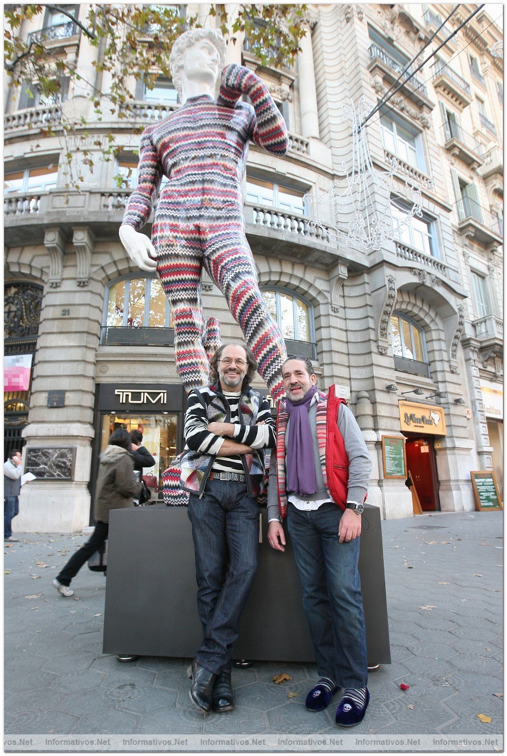 BCN2DIC010.- La Instalacin del David de Missoni by dEmo en P de Gracia de Barcelona: Luca Missoni y dEmo