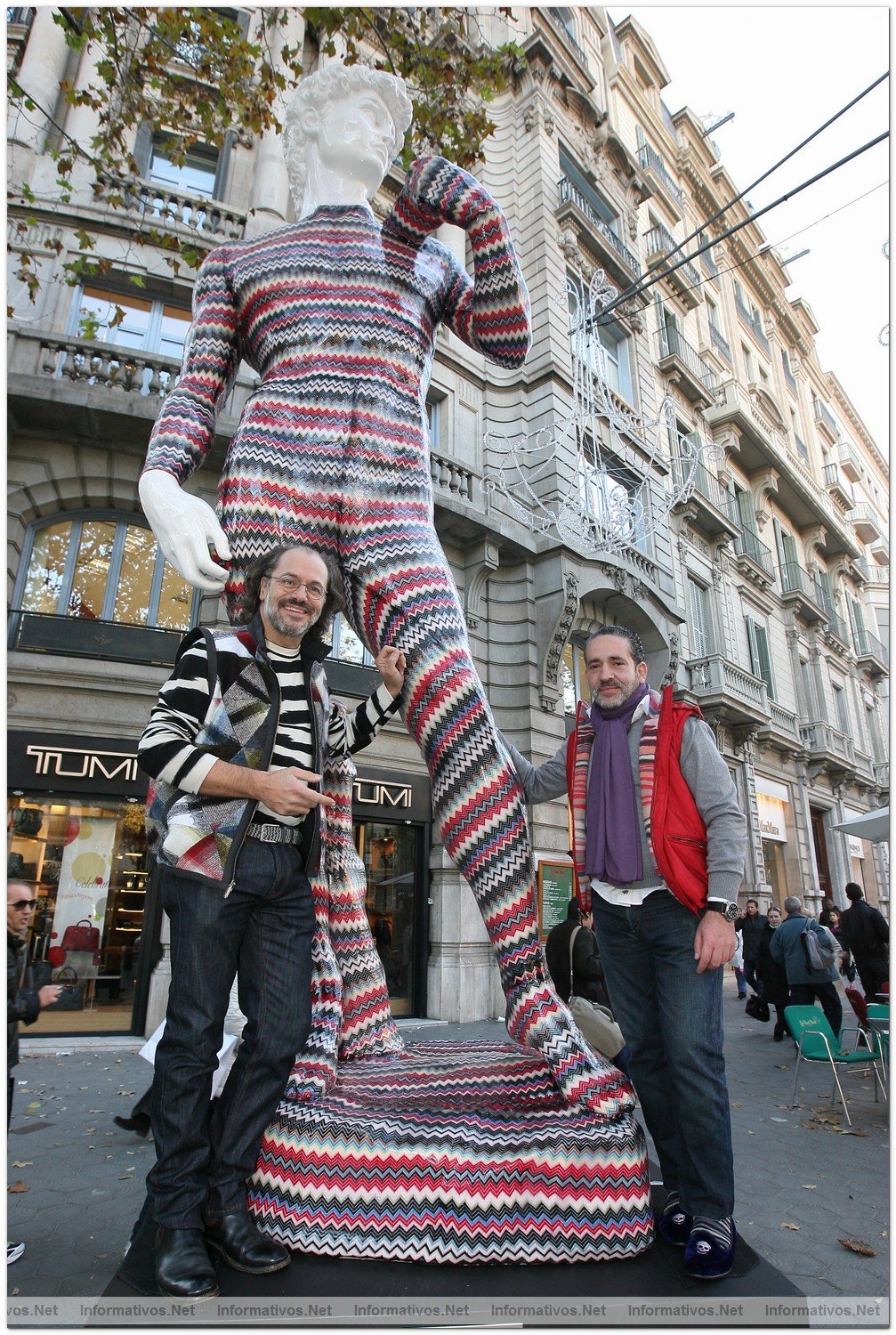 BCN2DIC010.- La Instalacin del David de Missoni by dEmo en P de Gracia de Barcelona: Luca Missoni y dEmo
