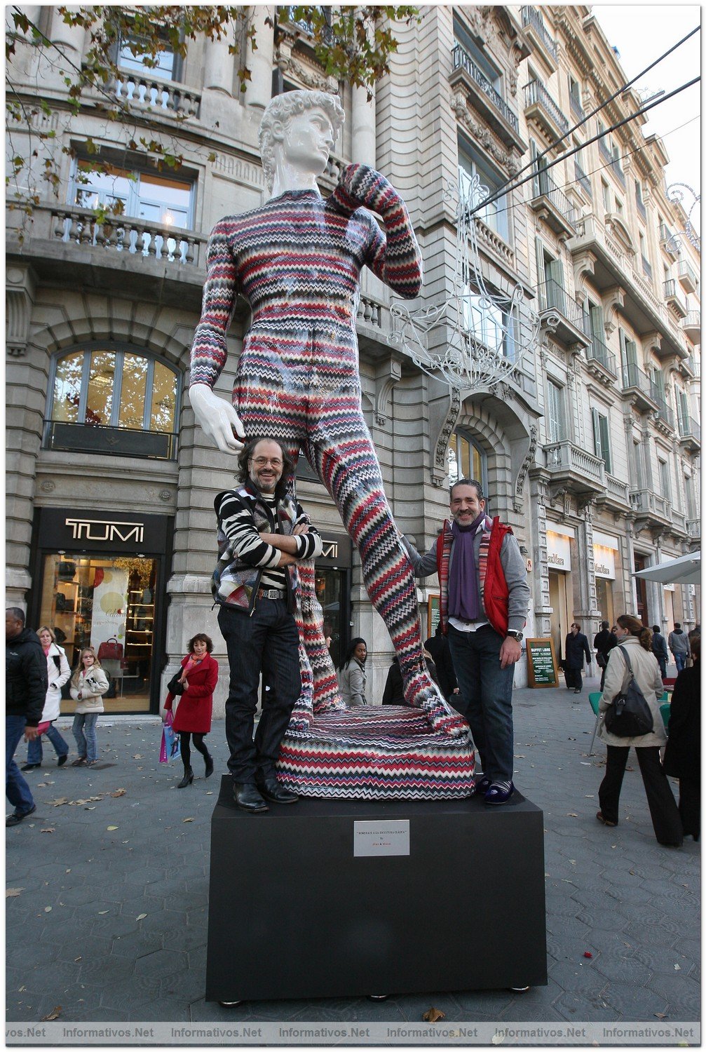 BCN2DIC010.- La Instalacin del David de Missoni by dEmo en P de Gracia de Barcelona: Luca Missoni y dEmo