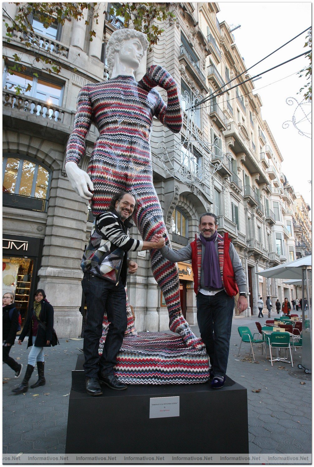 BCN2DIC010.- La Instalacin del David de Missoni by dEmo en P de Gracia de Barcelona: Luca Missoni y dEmo