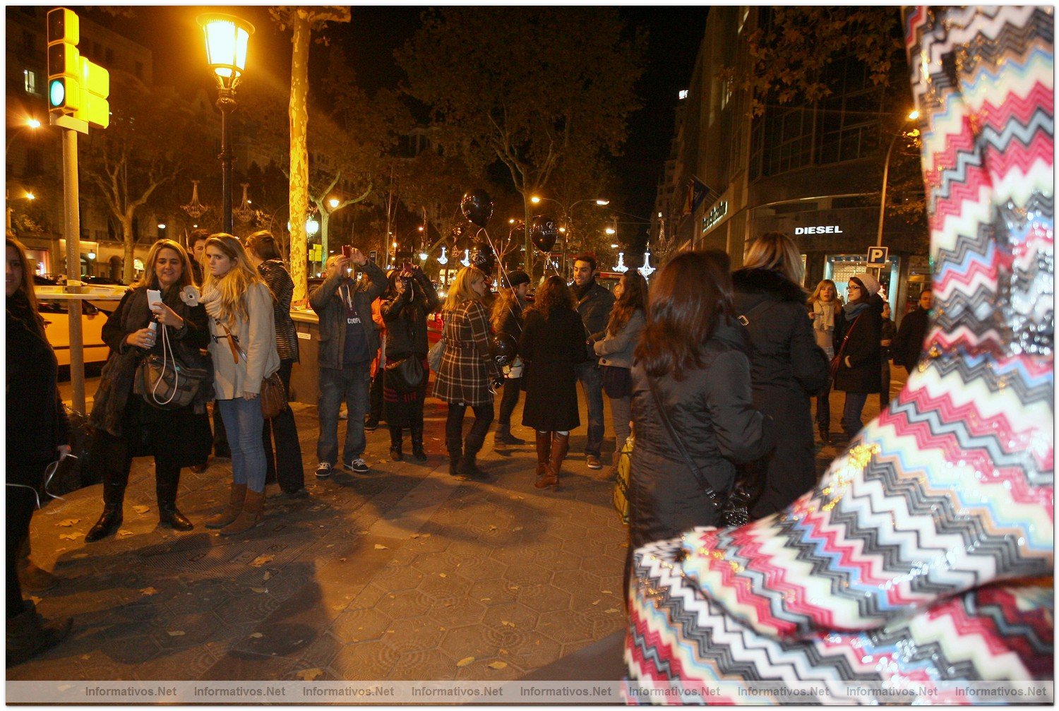 BCN2DIC010.- La Instalacin del David de Missoni by dEmo en P de Gracia de Barcelona en el marco de la Shopping Night Barcelona centro de atencin del pblico y las cmaras