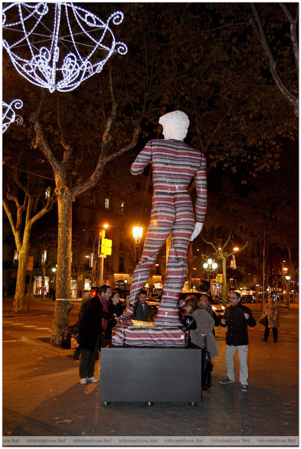 BCN2DIC010.- La Instalacin del David de Missoni by dEmo en P de Gracia de Barcelona en el marco de la Shopping Night Barcelona centro de atencin del pblico y las cmaras