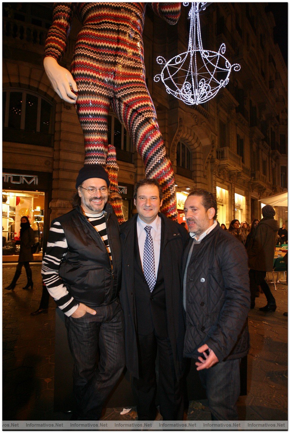 BCN2DIC010.- Luca Missoni, Jordi Hereu (alcalde de Barcelona) y dEmo, Eladio de Mora (autor de la obra).