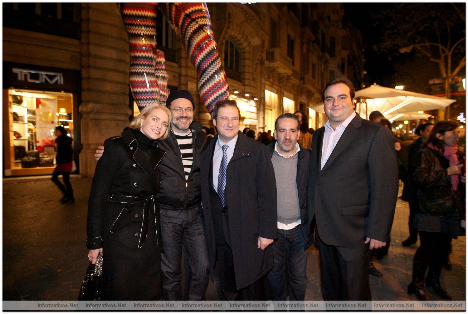 BCN2DIC010.- Sabina Schladitz (Portavoz Shopping Night Barcelona), Luca Missoni, Jordi Hereu (alcalde de Barcelona) y dEmo, Eladio de Mora (autor de la obra) y Albert Garriga (Amperson Consulting: Comunicacin y RRPP Shopping Night Barcelona).